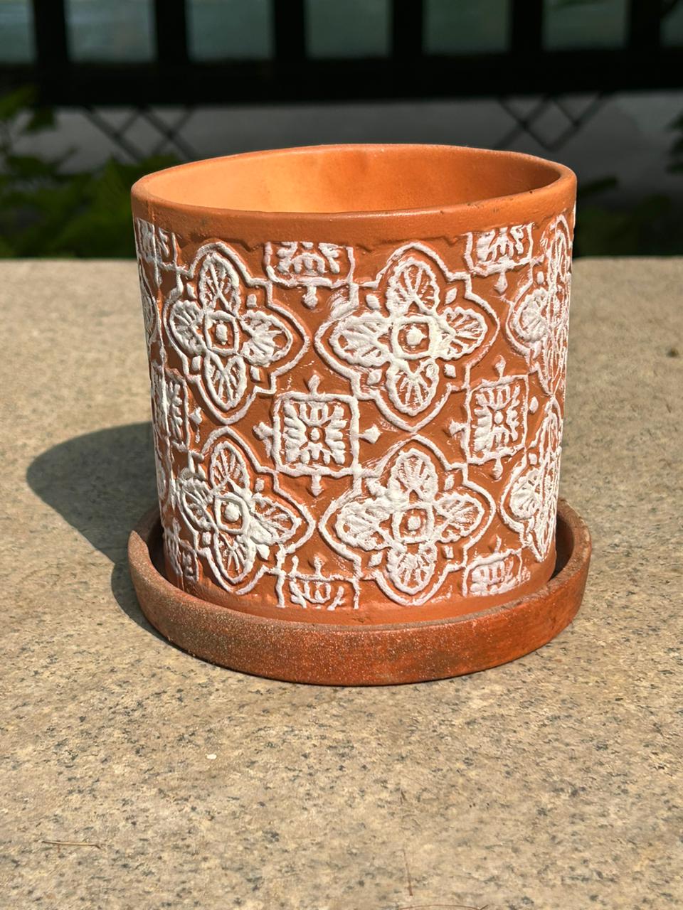 CERAMIC POT WITH GEOMETRIC PATTERN